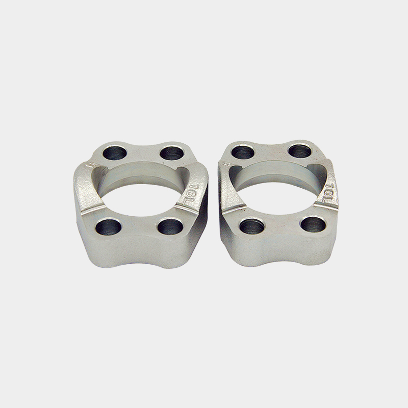 Comment la conception de la bride hydraulique SAE aide-t-elle à prévenir les fuites ou les échecs dans les zones à stress élevé, telles que les pompes, les vannes et les cylindres dans les systèmes hydrauliques?